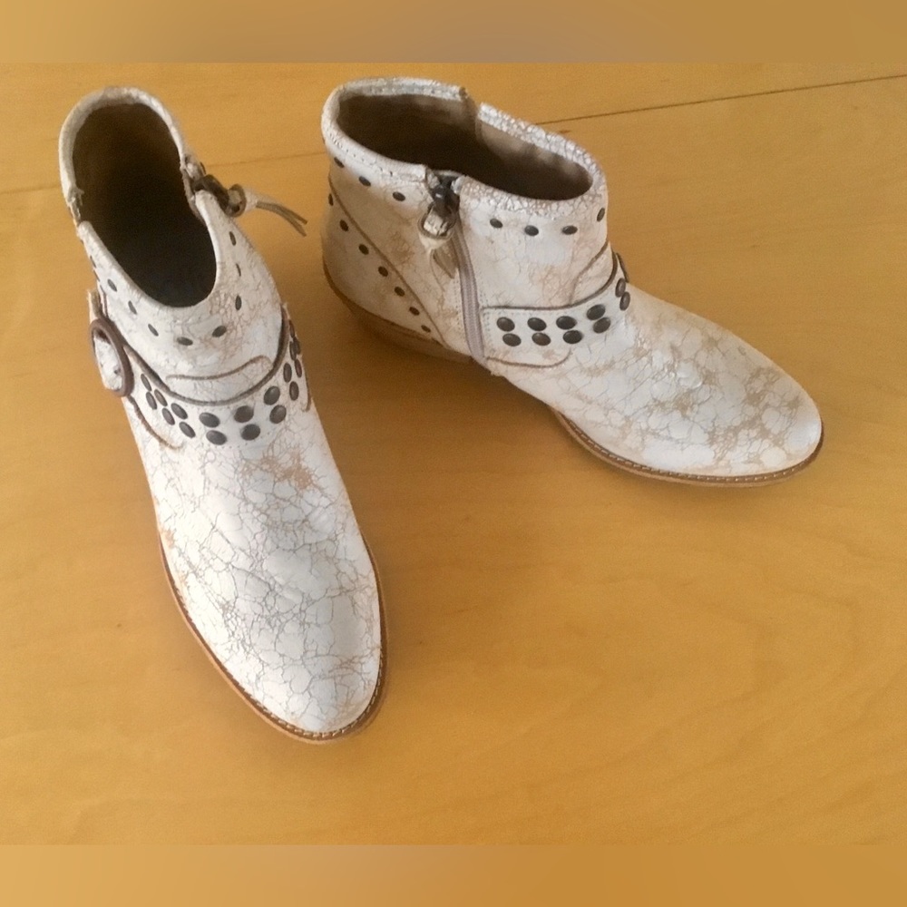 Distressed ivory Sofft booties 8M